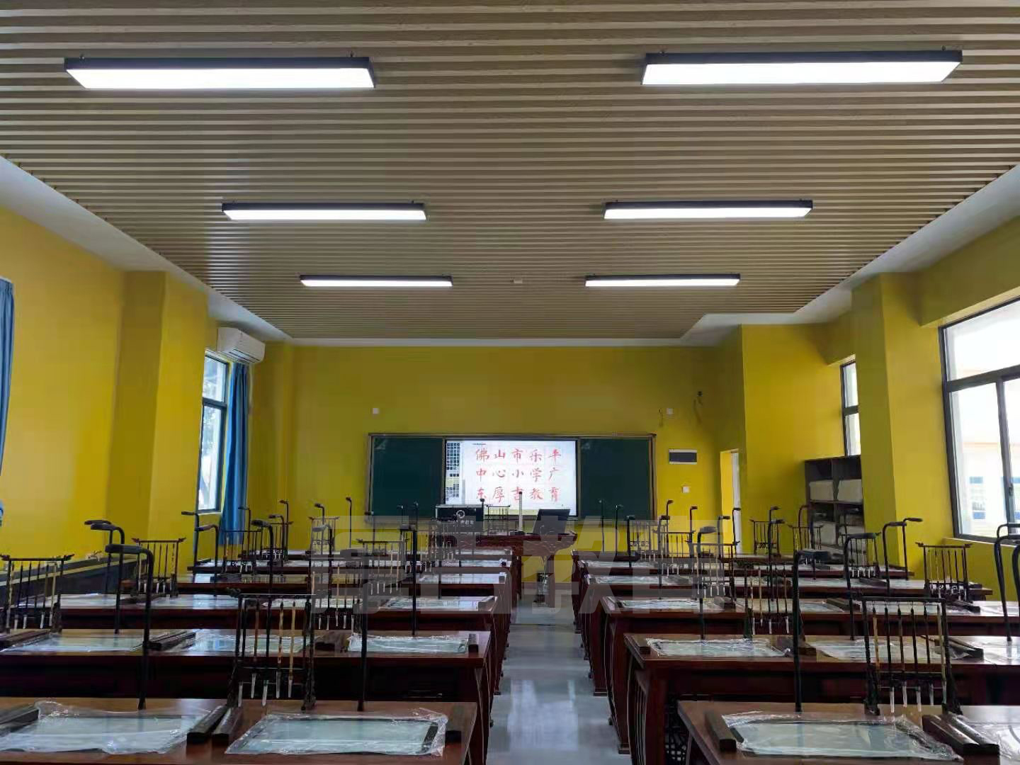 學校<a href='http://www.hldwj.com/chanpin/57-1.html' target='1' style='font-size:18px; font-weight:bold; color:#000000;'>書法室</a>