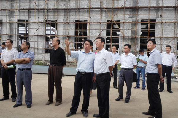<a href='http://www.hldwj.com/products/100-1.html' target='1' style='font-size:18px; font-weight:bold; color:#000000;'>校園雕塑</a>：天馬雕塑